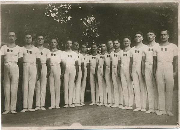 Squadra nazionale di Ginnastica negli Anni '20 (a sx, Leonardo Gianninone)